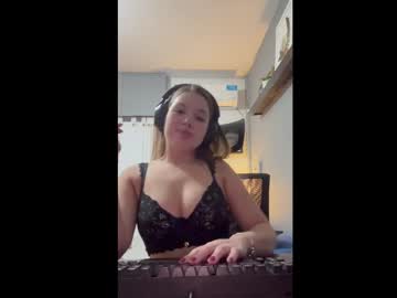 xxx eemilyyyy19 cam f all day